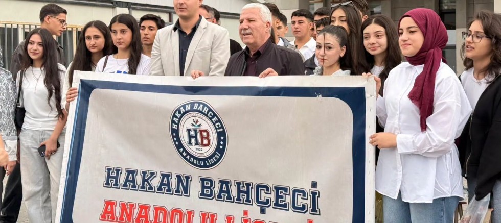 BAŞKAN KARAMEHMETOĞLU, ÇERMİK’İN TEKNOFEST GENÇLERİNİ ŞANLIURFA’YA UĞURLADI