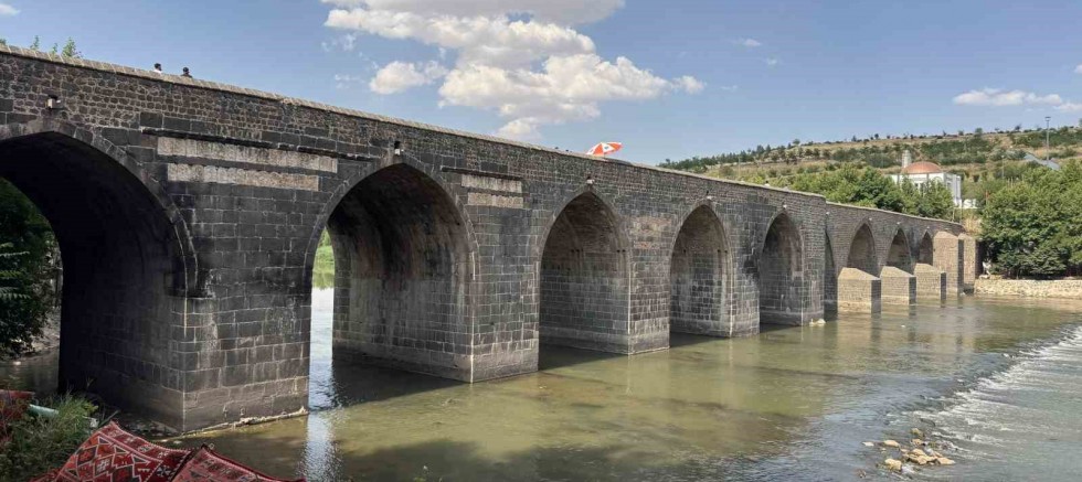 Diyarbakır’da sıcaklığın 40 dereceyi bulmasıyla tarihi mekanlar boş kaldı