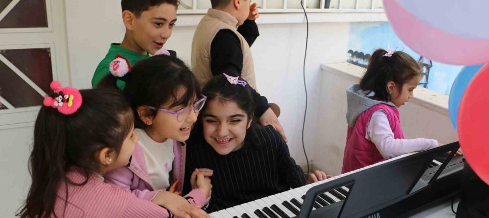 İşitme ve görme engelli öğrenciler Bilim Fuarı’nda hünerlerini sergiledi