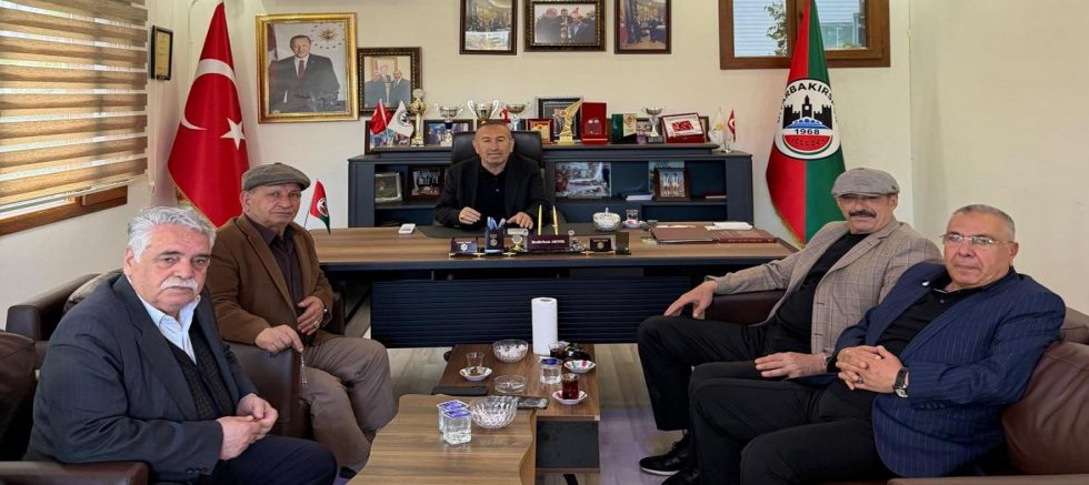Diyarbakır’da Dostluk ve Spor Rüzgarı: Eşref Saral’dan Amedspor Formasıyla Anlamlı Ziyaretler