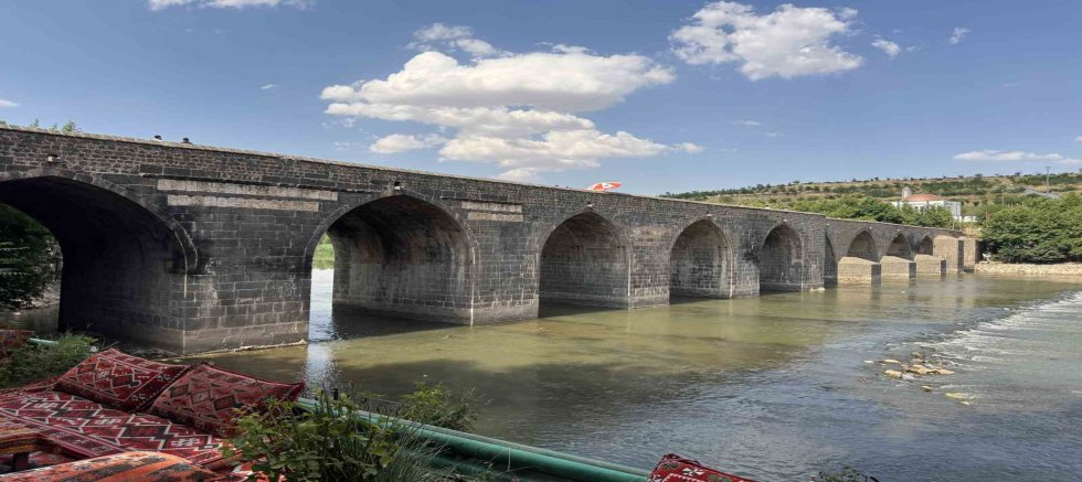 Diyarbakır’da sıcaklığın 40 dereceyi bulmasıyla tarihi mekanlar boş kaldı