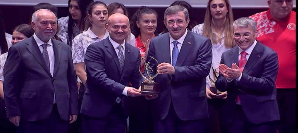 Diyarbakır’ın lezzet durağı Sıtkı Usta ailesine ‘Spora katkı ödülü’ 