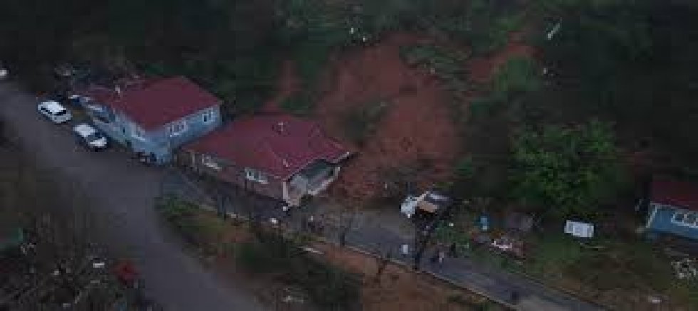 Eskişehir’de kontrolden çıkan tır otomobili altına aldı: 1 ölü, 1’i ağır 2 yaralı