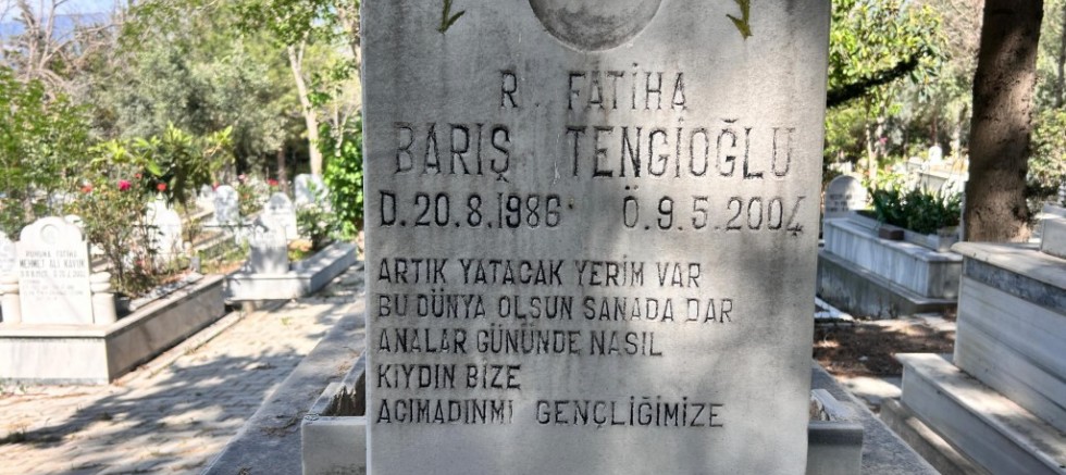 Özgür Özel'e saldıran şüphelinin katlettiği oğlunun mezarında dikkat çeken detay!