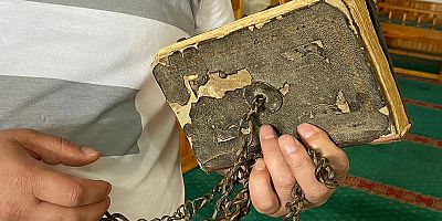 300 yıldır muhafaza edilen Kur'an-ı Kerim'in kapağındaki zincirler dikkat çekiyor