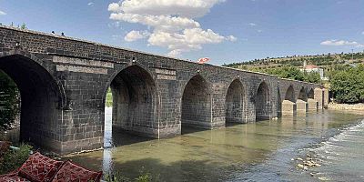 Diyarbakır’da sıcaklığın 40 dereceyi bulmasıyla tarihi mekanlar boş kaldı