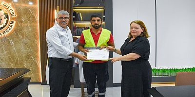 Eşbaşkanlardan Temizlik Müdürlüğü emekçisine teşekkür belgesi