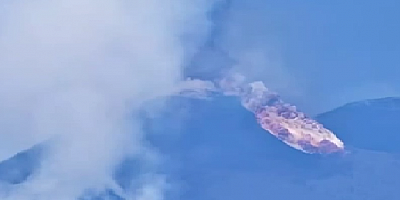 Etna Yanardağ'ında turistlerin olduğu sırada patlama yaşandı