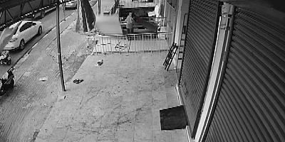 Fırtınanın devirdiği rafın altında kalmaktan saniyelerle kurtulan çocuğun o anları kamerada