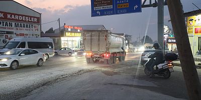 Kamyonun altında kalan motosikletli ezilerek can verdi o anlar kamerada