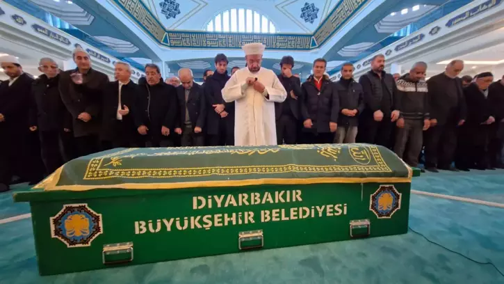 Mahsun Kırmızıgül’ün Annesi, Diyarbakır’da Son Yolculuğuna Uğurlandı