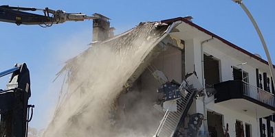 Malatya’da ağır hasarlı binaların yıkımı sürüyor!