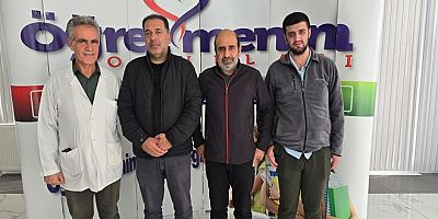 ÖĞRENCİLERİNDEN 40 YIL SONRA DUYGULANDIRAN ÖĞRETMENLER GÜNÜ ZİYARETİ