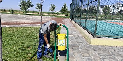 Parklara ayaklı çöp kovaları montajlanıyor