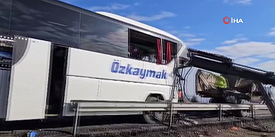 Yolcu otobüsü kamyona arkadan çarptı: 3 ölü, 33 yaralı